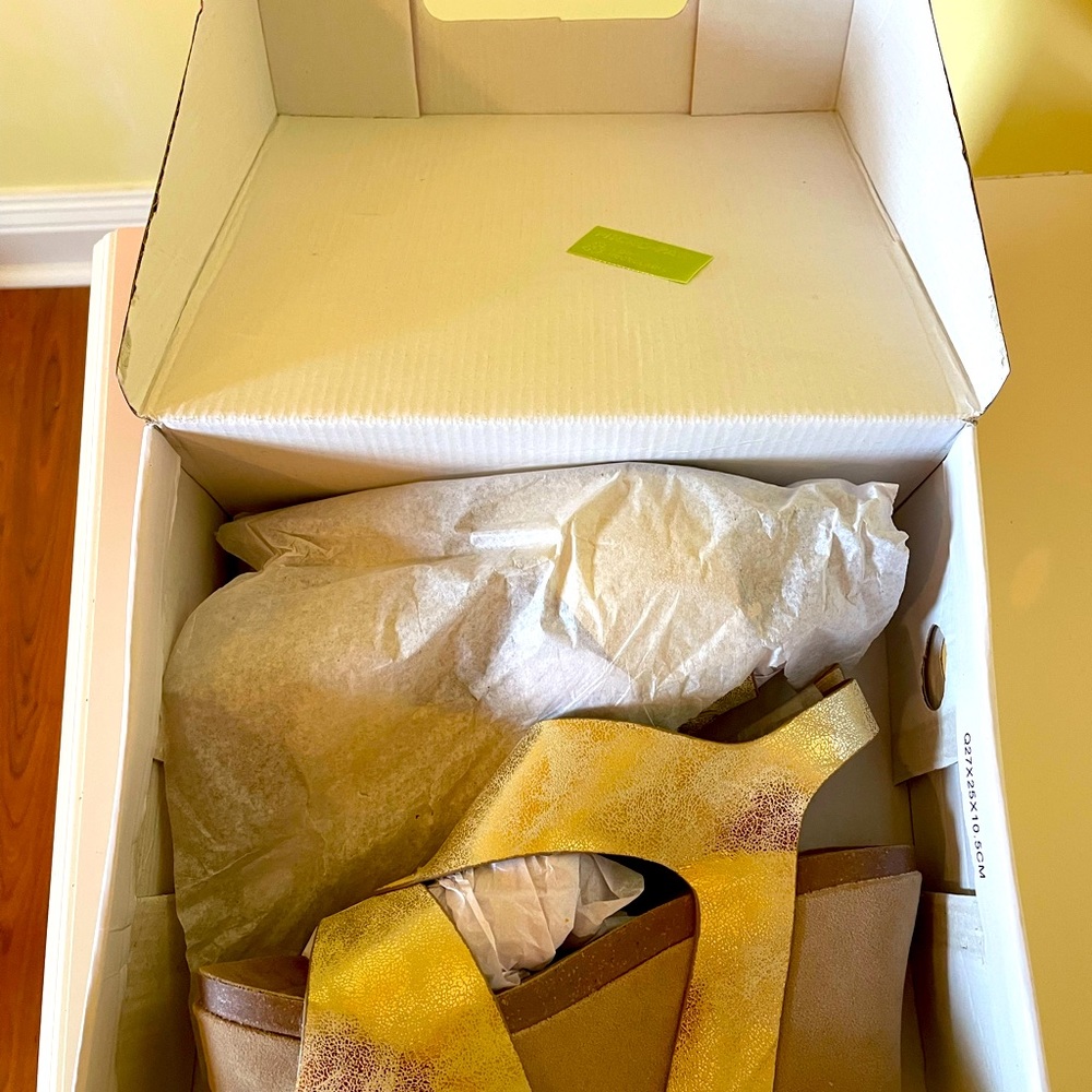 NWT a pair of gold sandals size 7